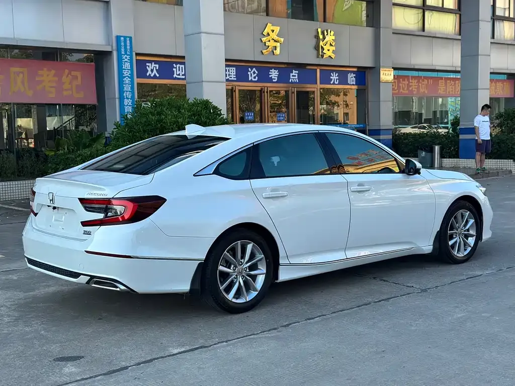 Honda Accord — фото 4