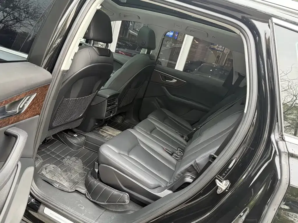 Audi Q7 2024 из CN, фото 8