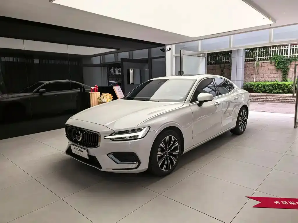 Volvo S60 — фото 1