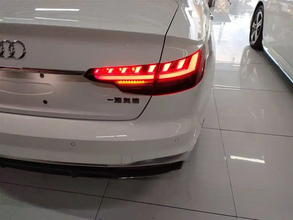 Audi A4L 2021 из CN, фото 8