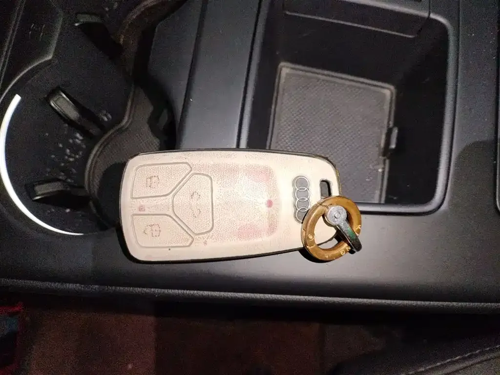 Audi A4L 2021 из CN, фото 9