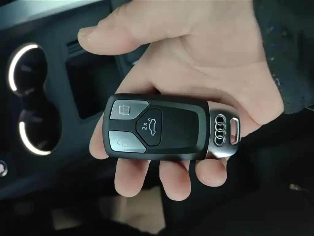Audi A4L 2023 из CN, фото 9