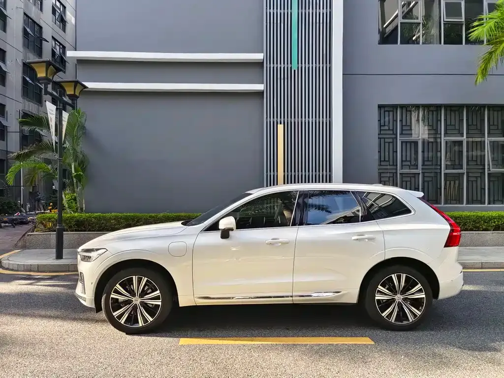 Volvo XC60 PHEV — фото 4