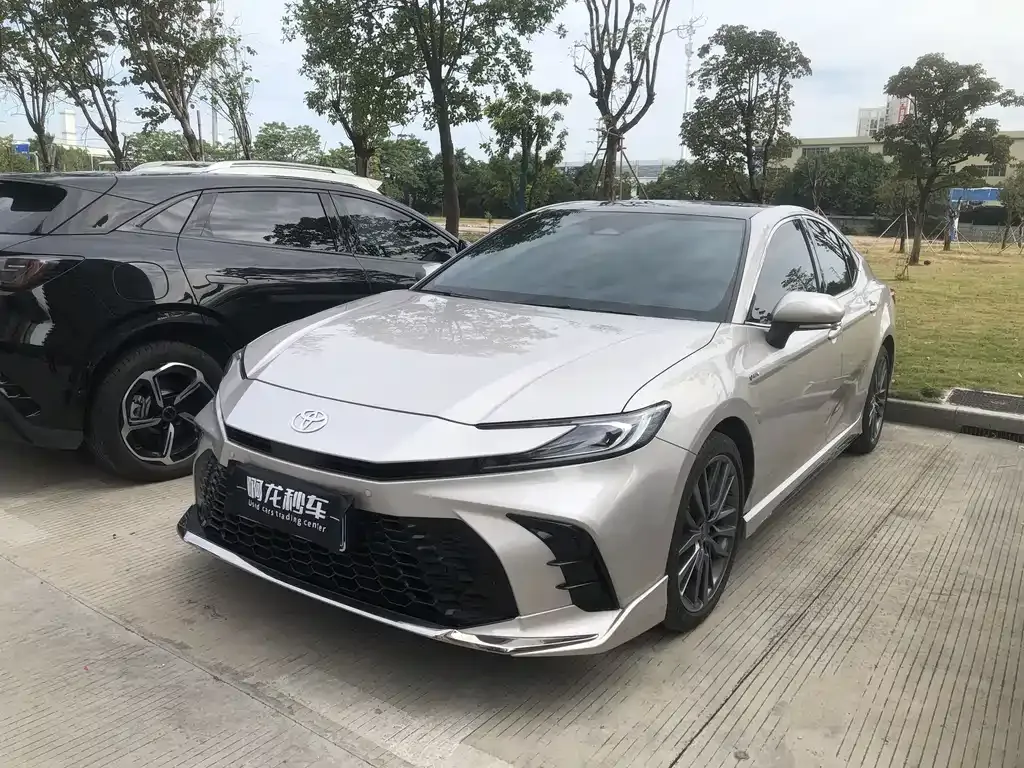 Toyota Camry — фото 1