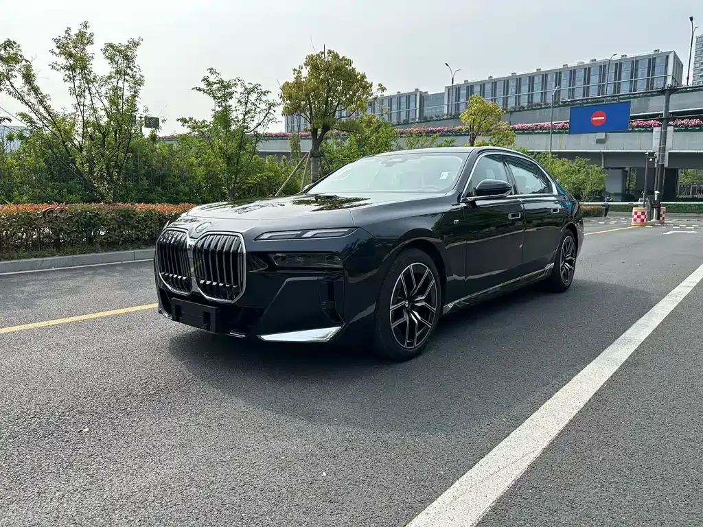 BMW 7 Series — фото 1