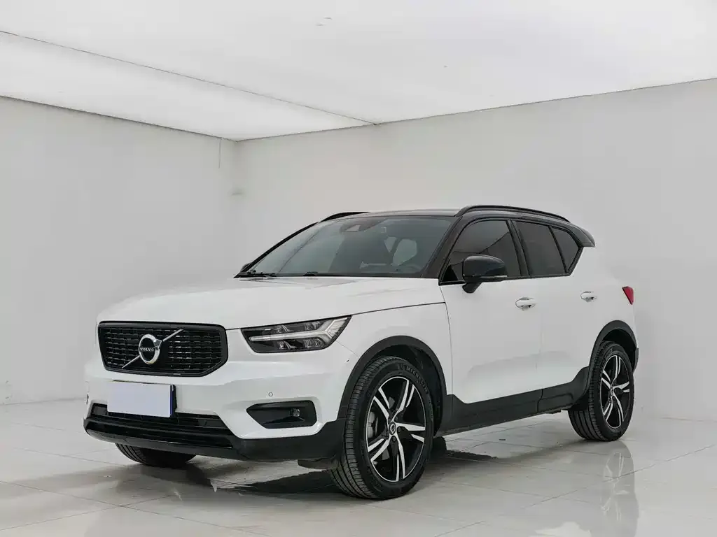 Volvo XC40 — фото 1
