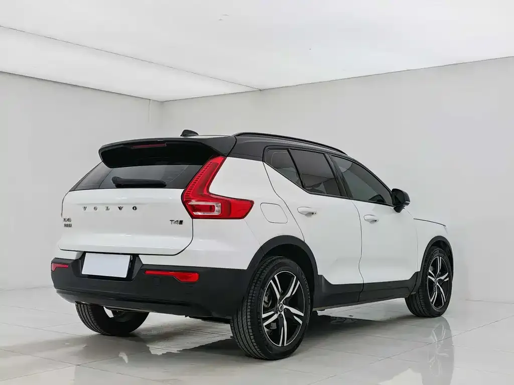 Volvo XC40 — фото 10