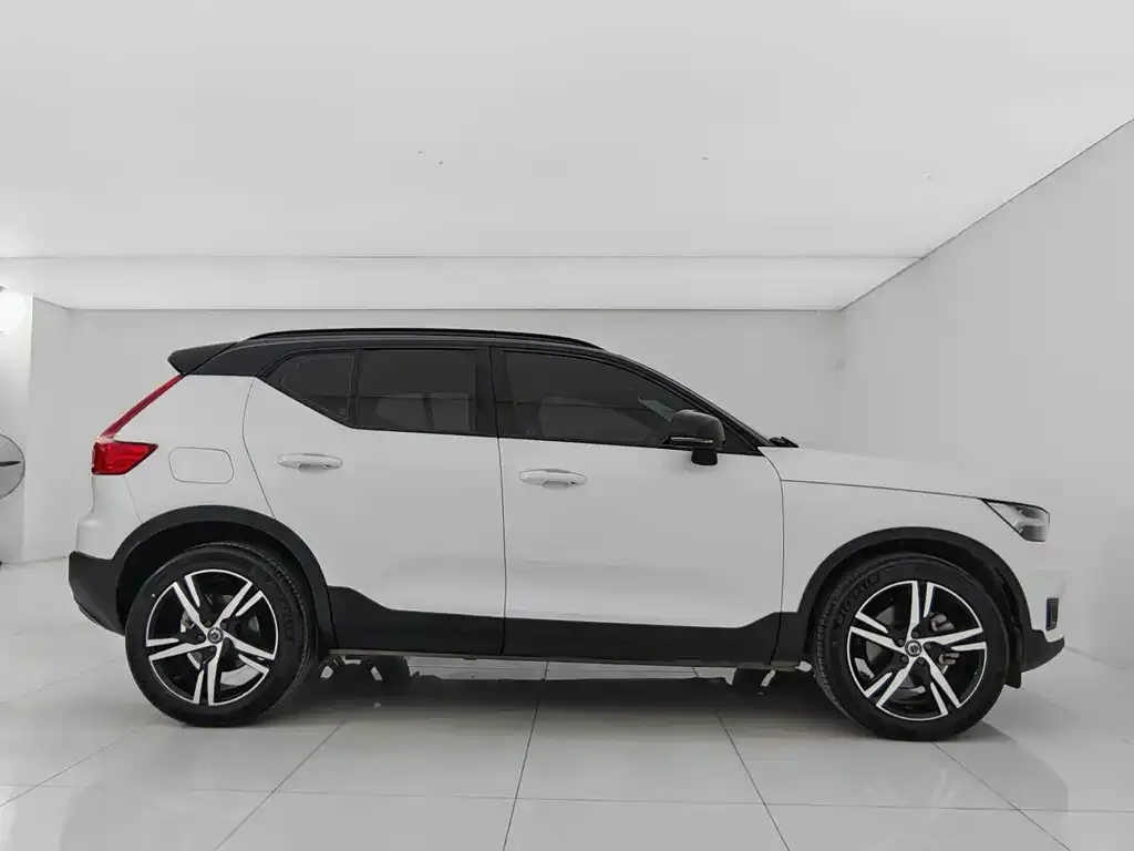 Volvo XC40 — фото 7