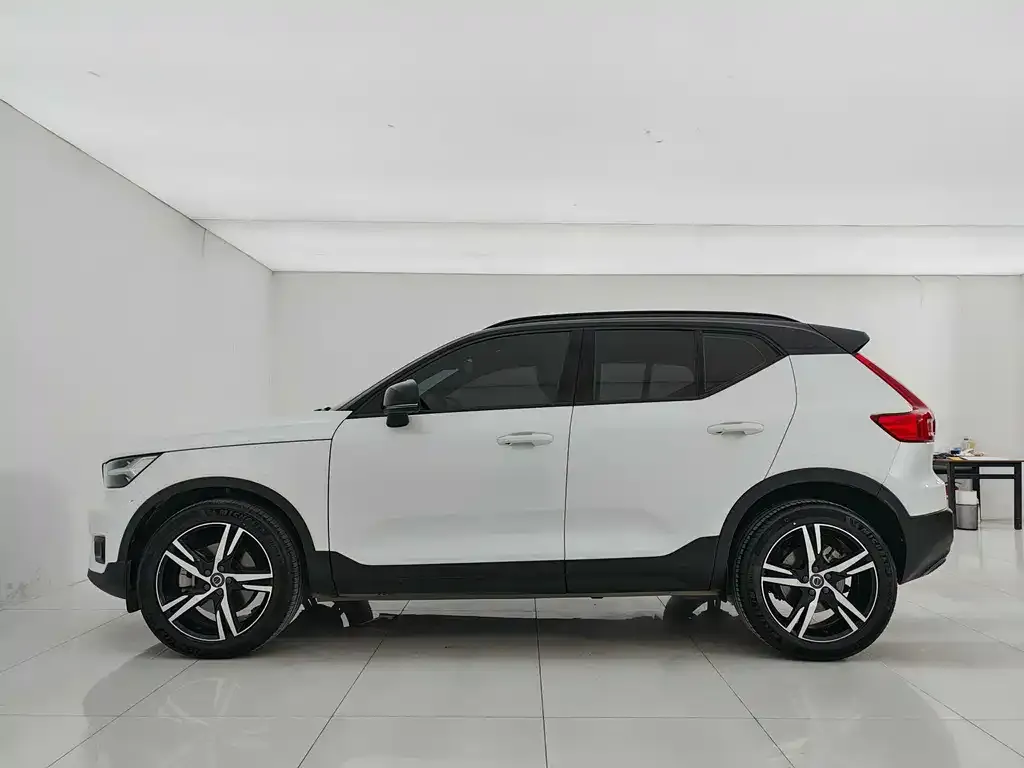 Volvo XC40 — фото 9