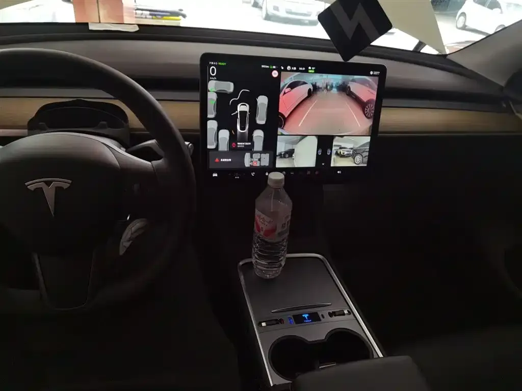 Tesla Model Y — фото 10