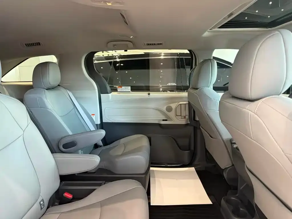 Toyota Granvia 2023 из CN, фото 3