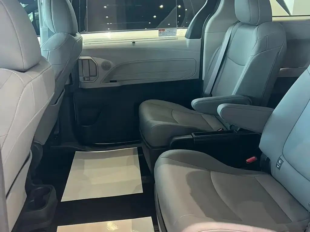 Toyota Granvia 2023 из CN, фото 7