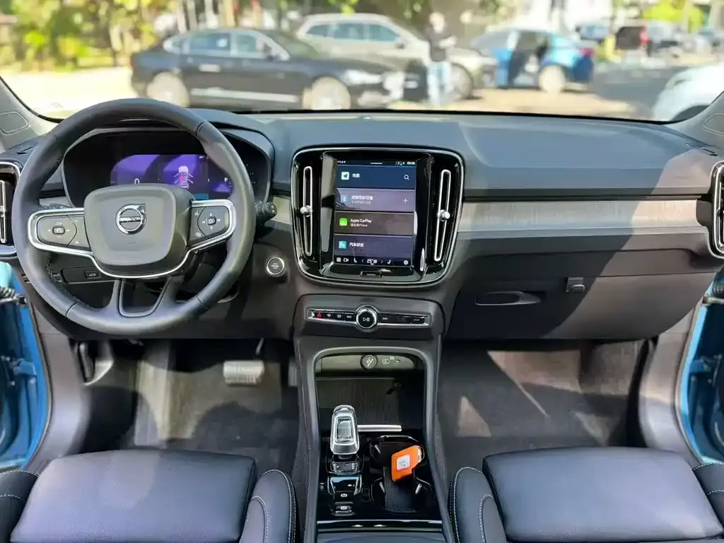 Volvo XC40 — фото 4