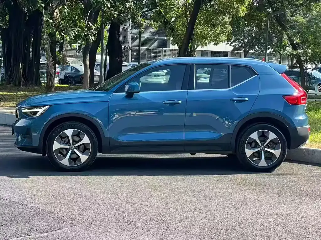 Volvo XC40 — фото 7
