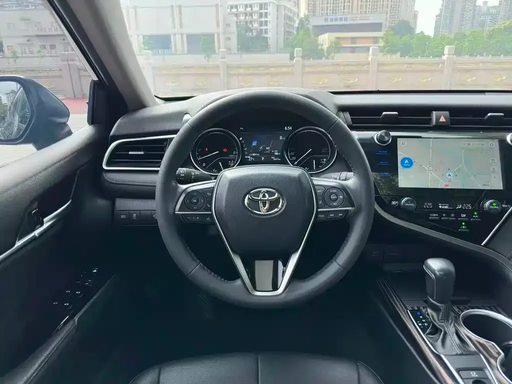 Toyota Camry — фото 10