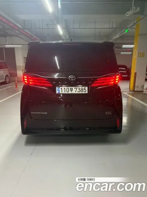 Toyota Alphard — фото 1