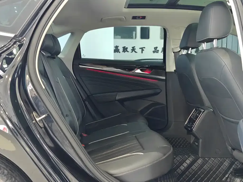 Volkswagen Passat 2023 из CN, фото 10