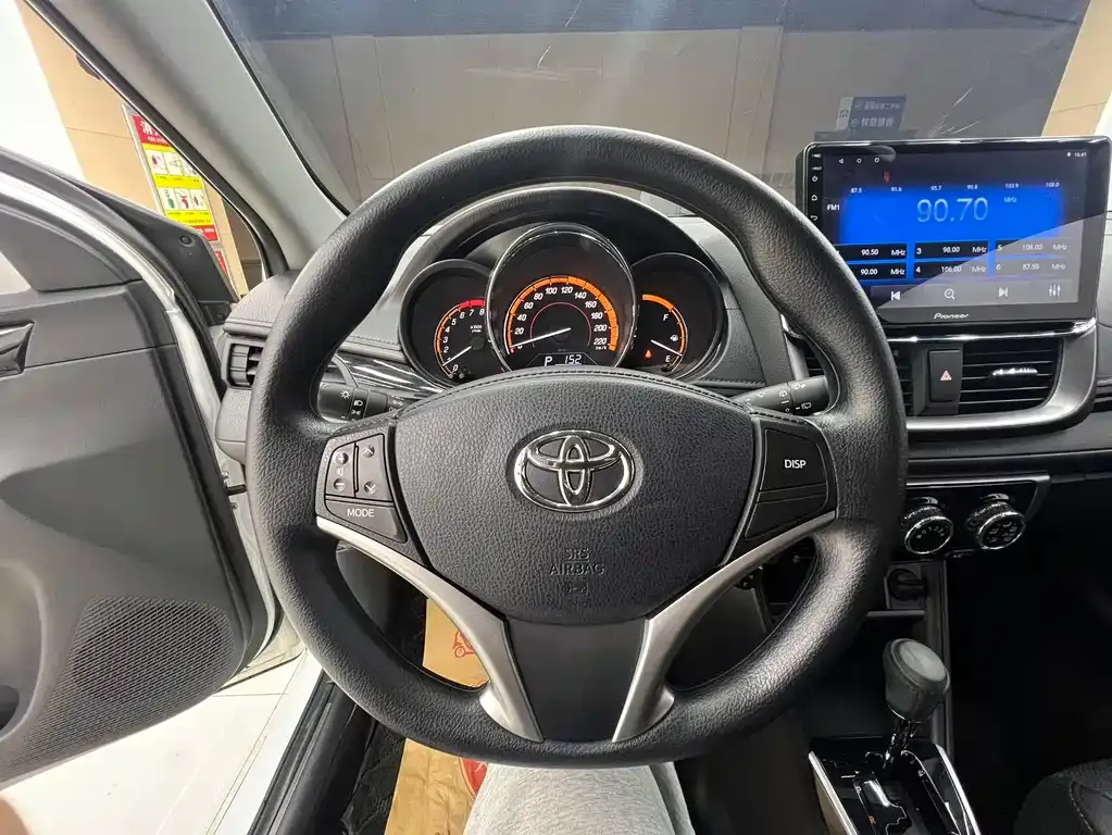 Toyota Yaris L — фото 10