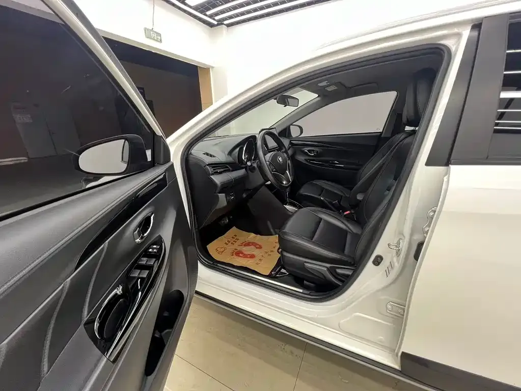 Toyota Yaris L — фото 8