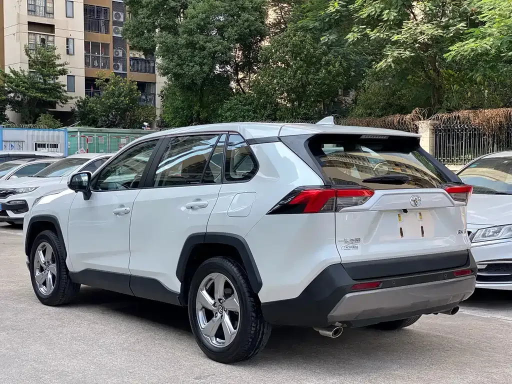 Toyota RAV4 2023 из CN, фото 4
