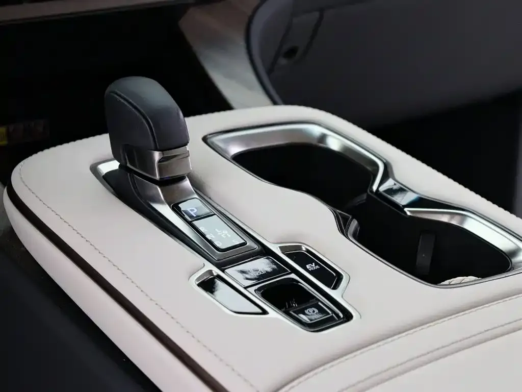 Lexus LM — фото 10