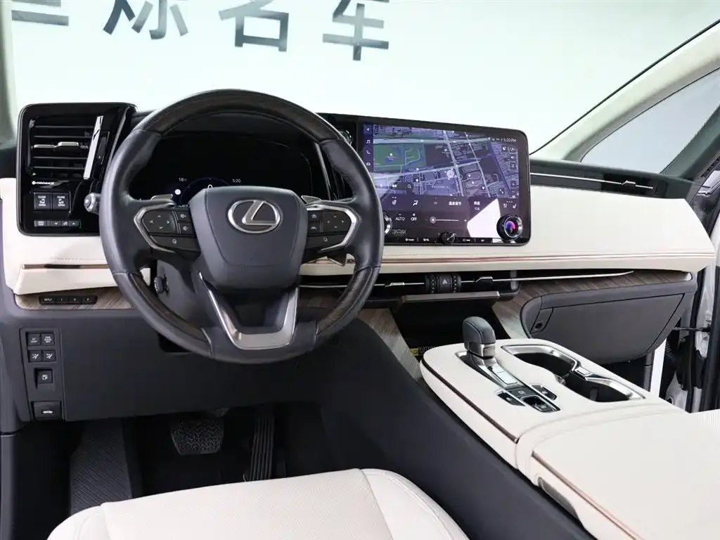 Lexus LM — фото 9