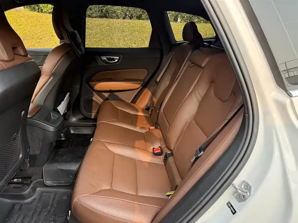 Volvo XC60 — фото 9