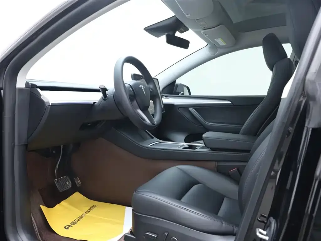 Tesla Model Y — фото 10