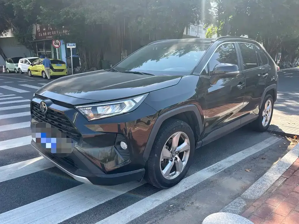 Toyota RAV4 — фото 1