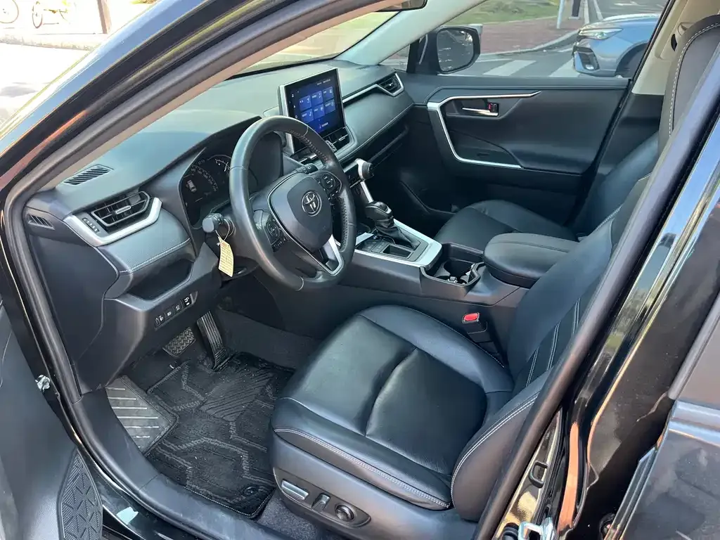 Toyota RAV4 — фото 4