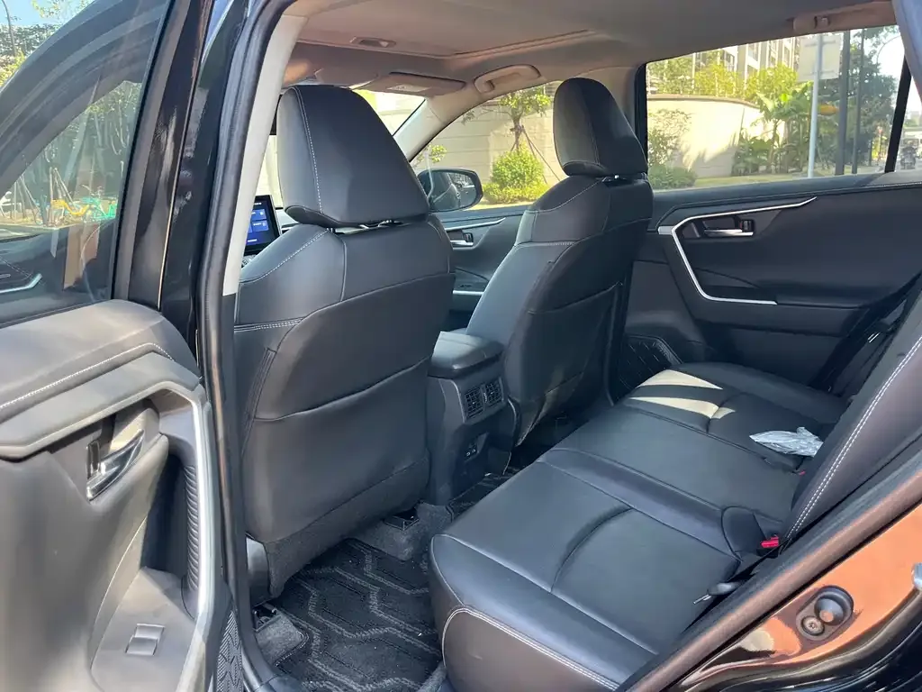 Toyota RAV4 — фото 5