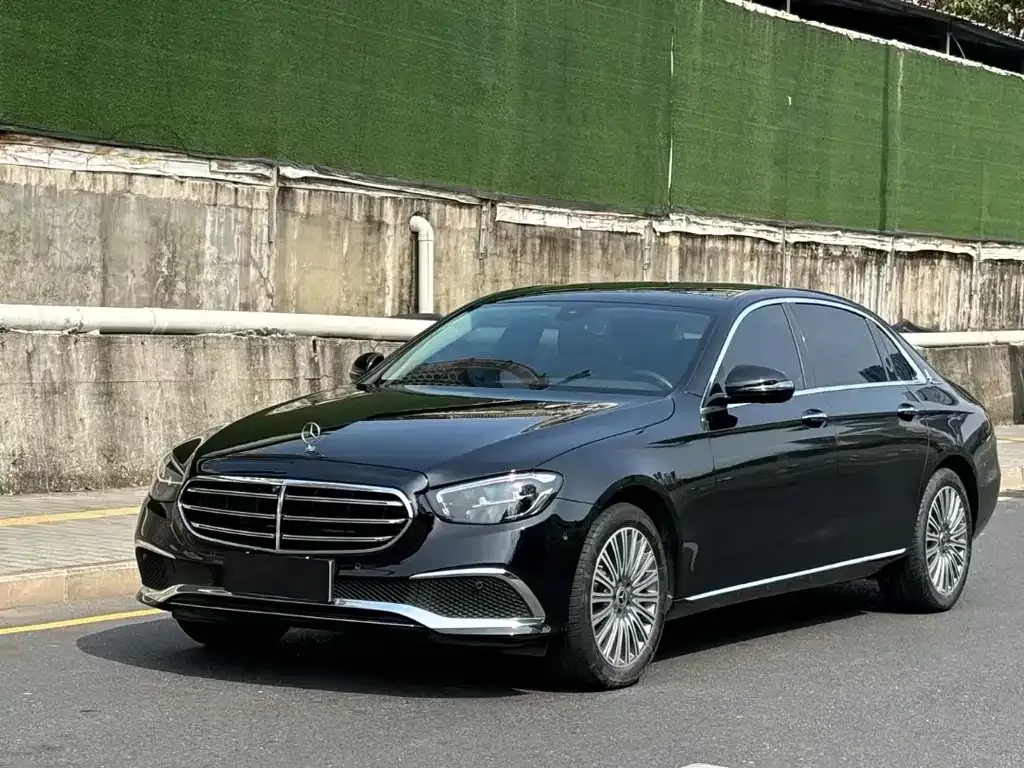 Mercedes-Benz E-Class — фото 1