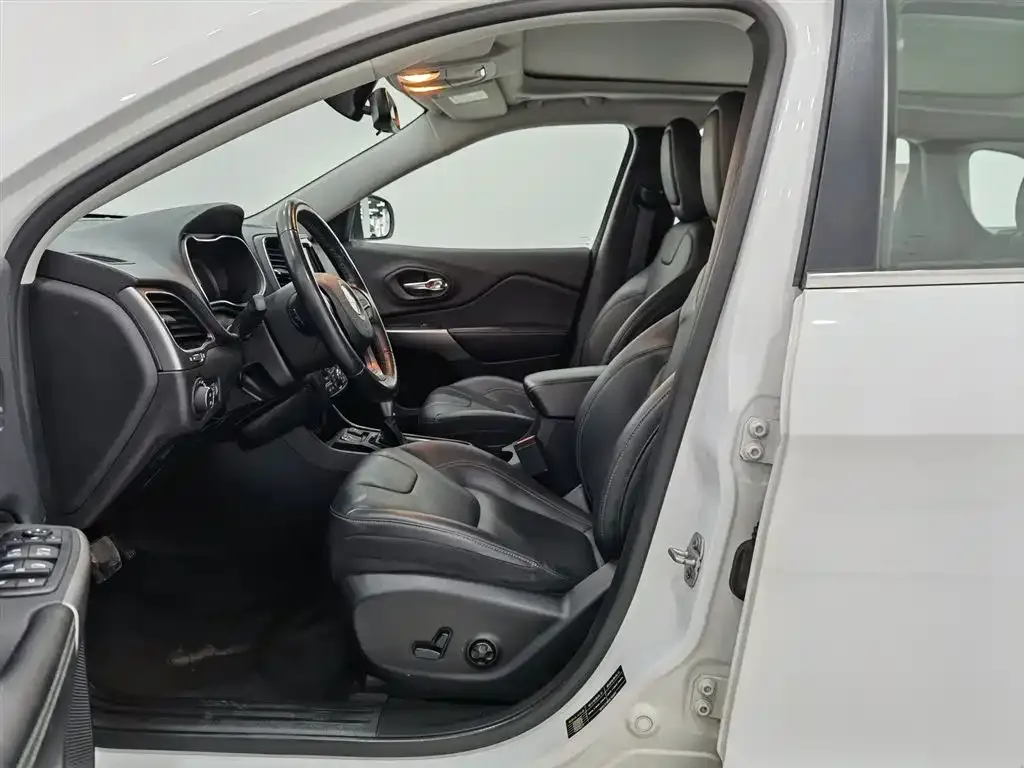 Jeep Cherokee 2022 из CN, фото 10