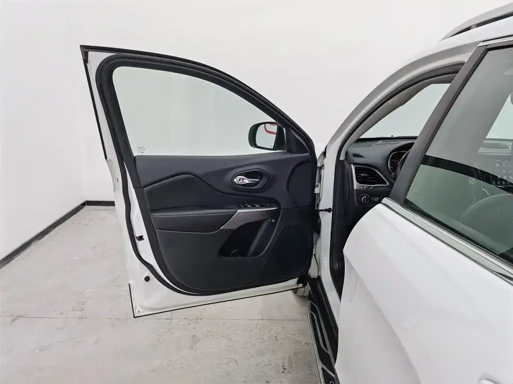 Jeep Cherokee 2022 из CN, фото 8