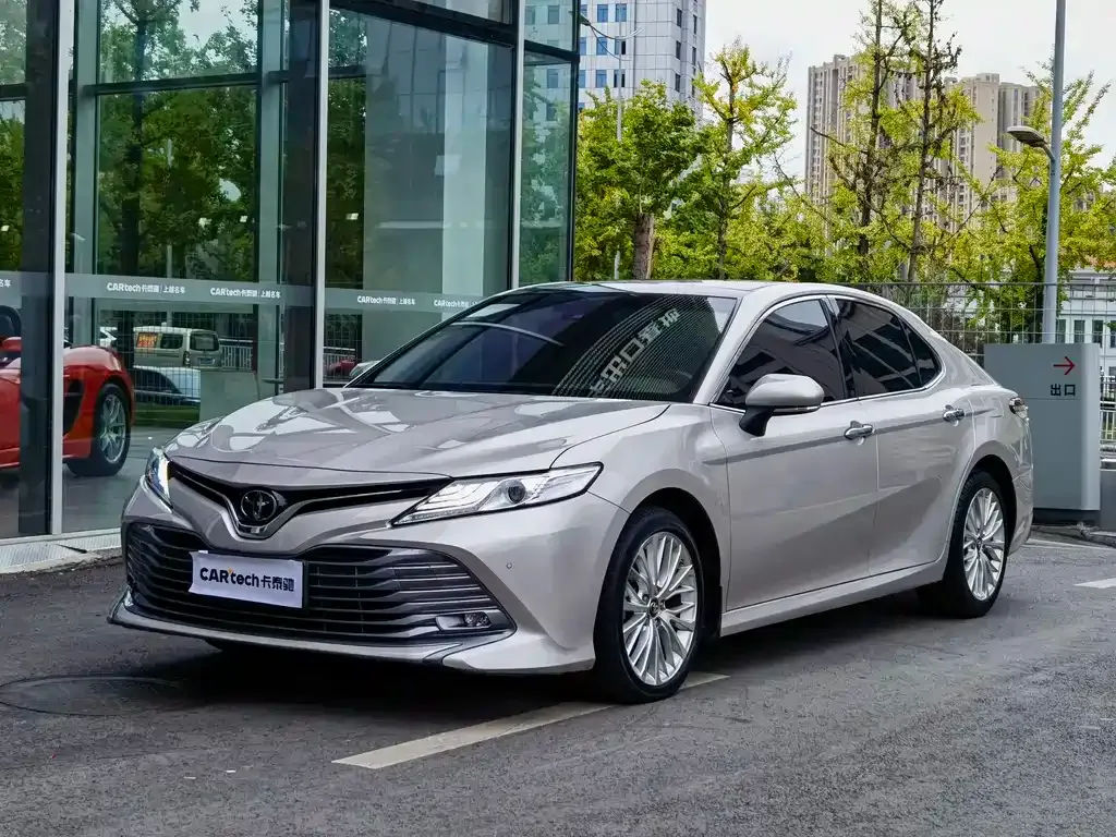 Toyota Camry — фото 1