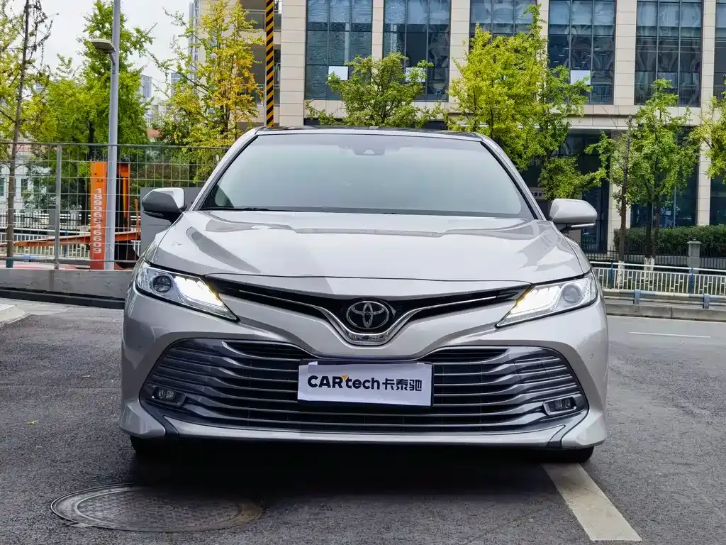 Toyota Camry — фото 2