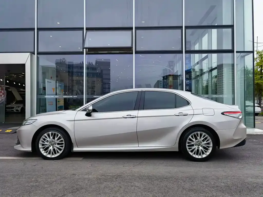 Toyota Camry — фото 4