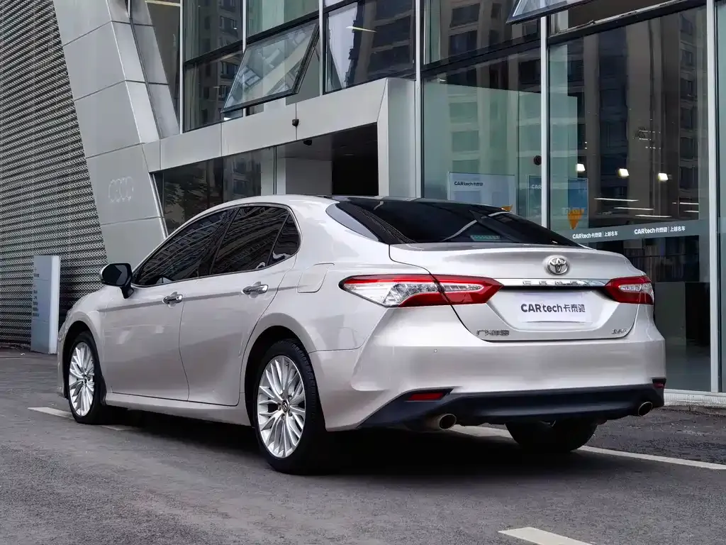 Toyota Camry — фото 5
