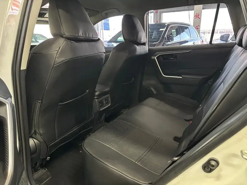 Toyota RAV4 2023 из CN, фото 4
