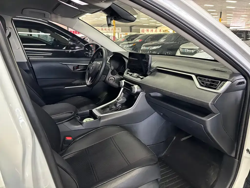Toyota RAV4 2023 из CN, фото 5