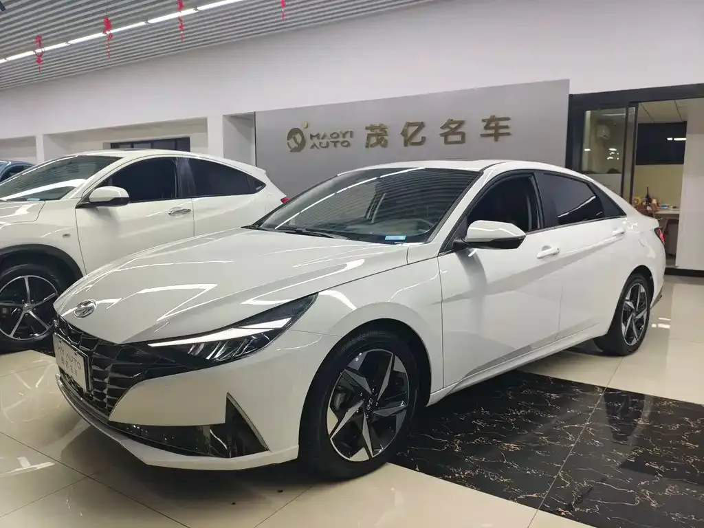 Hyundai Elantra — фото 1