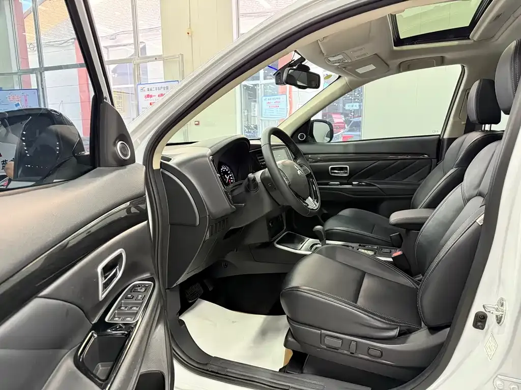 Mitsubishi Outlander 2021 из CN, фото 10