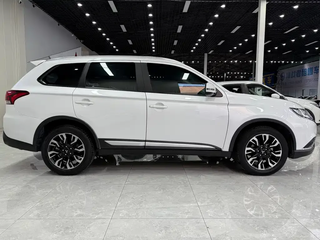 Mitsubishi Outlander 2021 из CN, фото 7