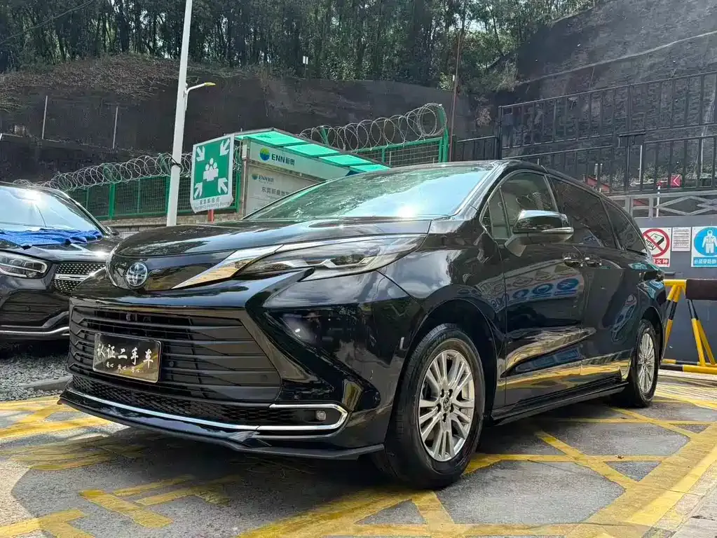 Toyota Sienna 2023 из CN, фото 1