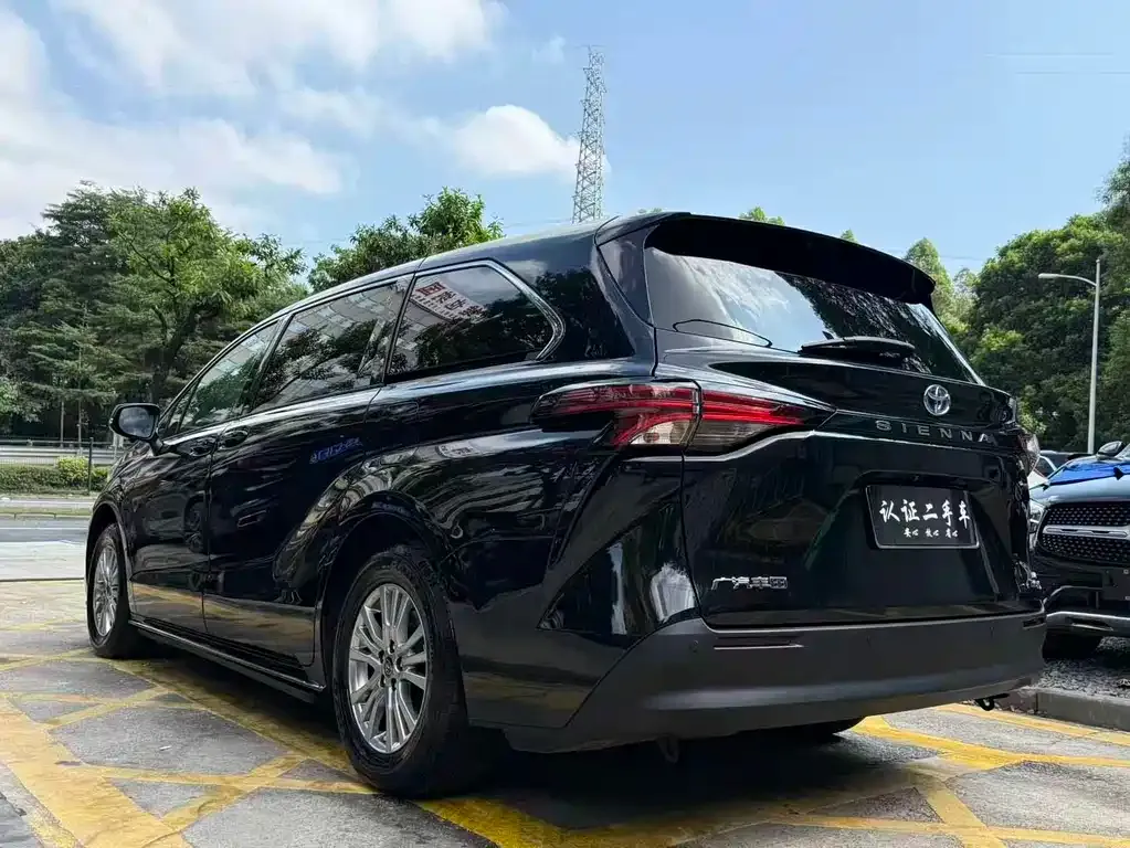 Toyota Sienna 2023 из CN, фото 2