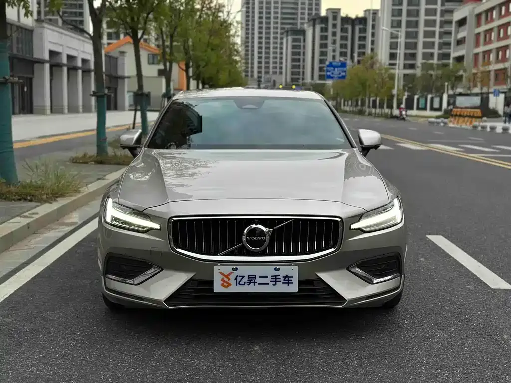 Volvo S60 2023 из CN, фото 2