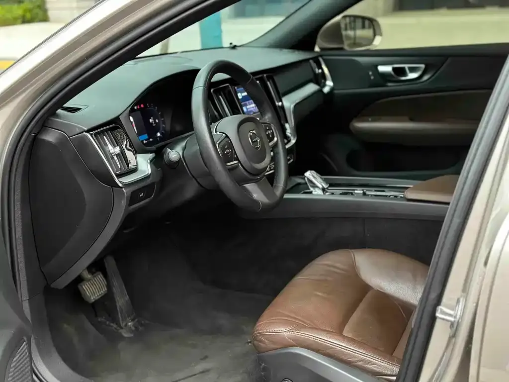 Volvo S60 2023 из CN, фото 4