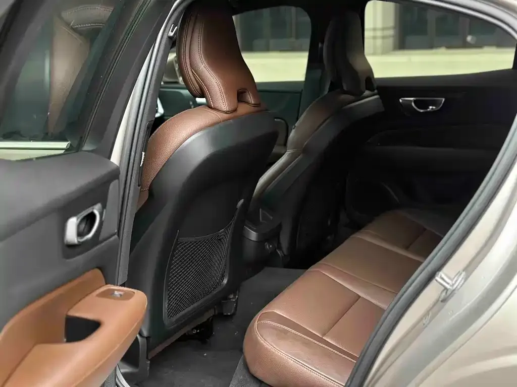 Volvo S60 2023 из CN, фото 5