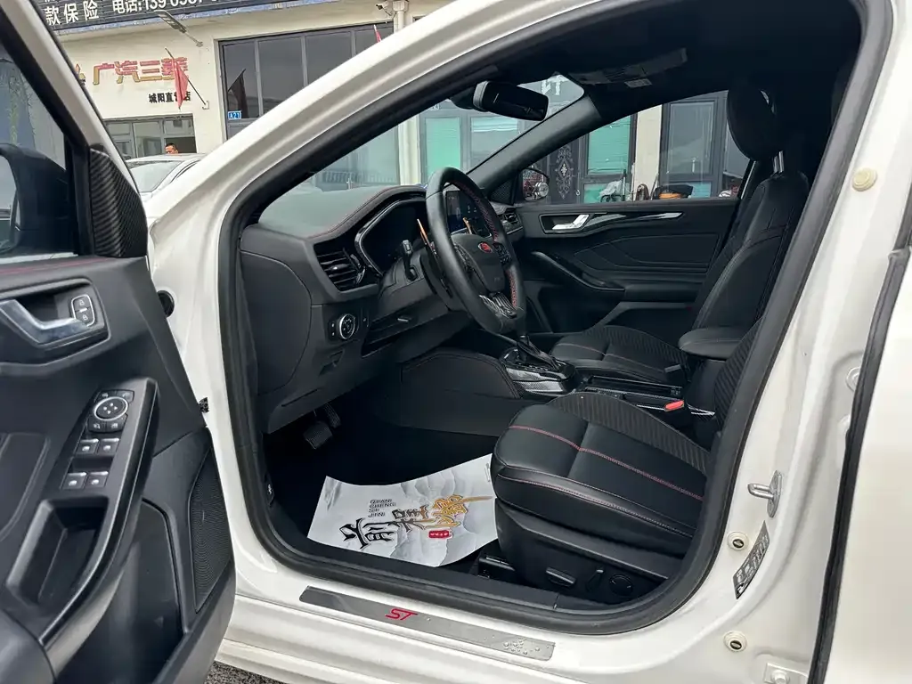 Ford Focus 2022 из CN, фото 10
