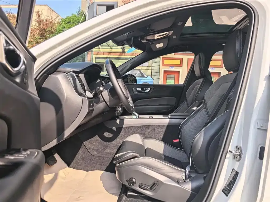 Volvo XC60 2023 из CN, фото 5